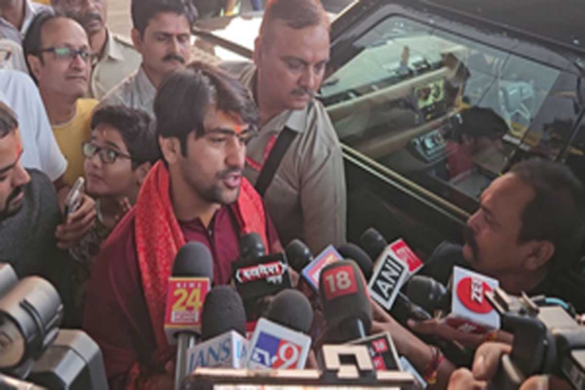 धर्मांतरण के खिलाफ सख्त दिखे बाबा बागेश्वर, कहा - हम इसे स्वीकार नहीं कर सकते